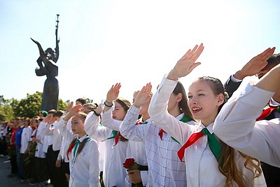 Церемония прощания с пионерским галстуком состоялась у стелы \"Минск - город-герой\"