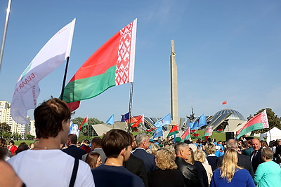 Торжественная церемония возложения цветов прошла у стелы \"Минск - город-герой\"