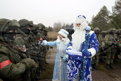 Сюрприз для армейцев. Банку сгущенки весом в тонну доставили в Северо-Западное оперативное командование