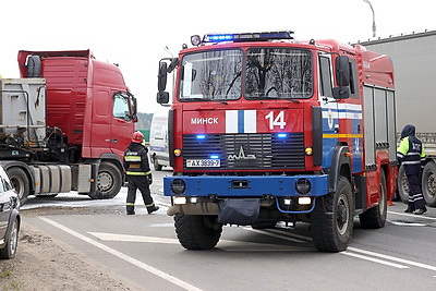 МВД выяснило обстоятельства столкновения рейсового автобуса и фуры на Смиловичском тракте в Минске