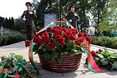 Участники Совета по взаимодействию органов местного самоуправления возложили цветы к братской могиле в агрогородке Озерцо