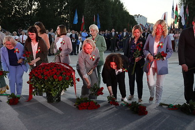 У монумента \"Врата памяти\" в Тростенце состоялся митинг-реквием