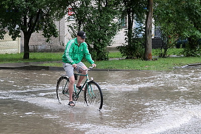 Сильный дождь залил улицы в Гродно