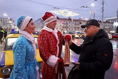 Для новогоднего настроения. Водителей Витебска поздравили Дед Мороз и Снегурочка из ГАИ