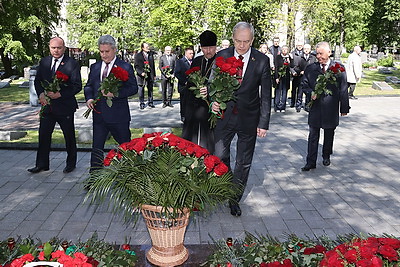 Сергеенко возложил цветы к мемориальному комплексу на Военном кладбище Минска