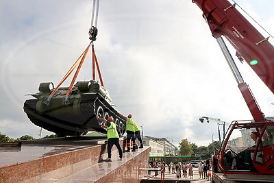 Легендарный танк Т-34 установили на площади Восстания в Гомеле