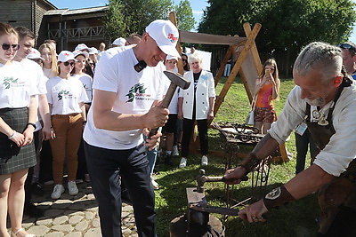 Исаченко встретился с участниками молодежного проекта \"Дорогами памяти и славы\"