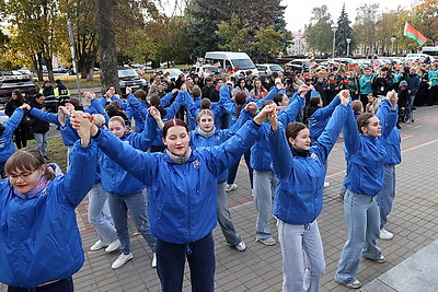 Подарок от \"Марафона единства\". Мурал \"Будущее Беларуси в твоих руках\" украсил один из домов Гомеля