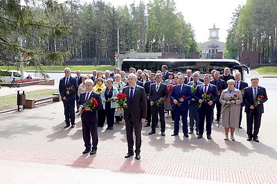 Депутаты Палаты представителей возложили цветы к братской могиле в Уручье