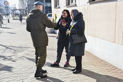 Военнослужащие с цветами и под аккомпанемент оркестра поздравили брестчанок с 8 Марта