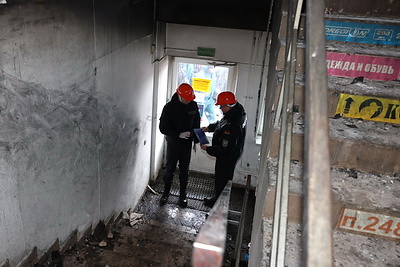 Следователи работают на месте пожара в ТЦ \"Беларусь\" в Витебске