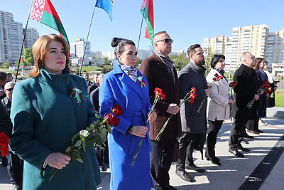 Накануне Дня Победы прошла церемония возложения цветов у стелы \"Минск - город-герой\"