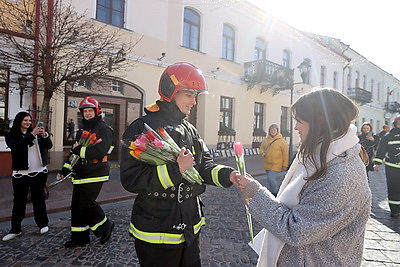 Спасатели Гродно провели акцию \"112 тюльпанов для милых женщин\"