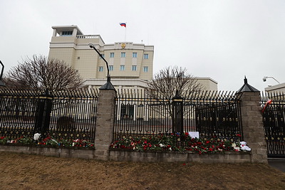 В Минске несут цветы и лампады к посольству России в связи с трагедией в Подмосковье