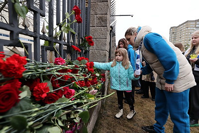 В Минске несут цветы и лампады к посольству России в связи с трагедией в Подмосковье