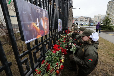 В Минске несут цветы и лампады к посольству России в связи с трагедией в Подмосковье