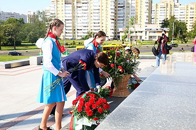 Руководители сфер образования Беларуси и России возложили цветы к стеле \"Минск город-герой\"