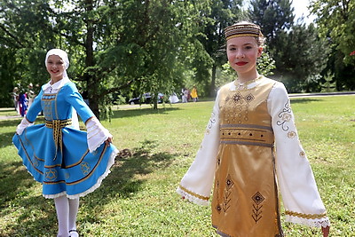 Аллея дружбы в Гродно пополнилась новыми деревьями от диаспор