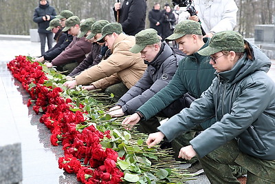 В столице в День защитников Отечества возлагают цветы к стеле \"Минск - город-герой\"