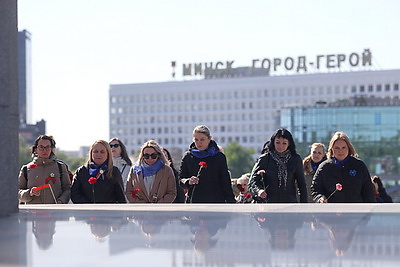 Накануне Дня Победы прошла церемония возложения цветов у стелы \"Минск - город-герой\"