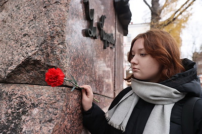 В Витебске возложили цветы к памятнику Владимиру Короткевичу