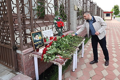 Цветы в знак скорби и соболезнований в связи с трагедией в Иране несут к посольству в Минске