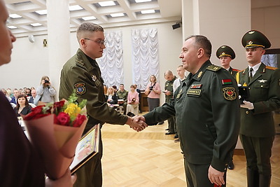 Лучших солдат-срочников и их матерей чествовали в Доме офицеров в Минске