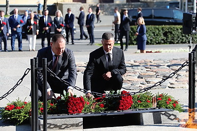 Головченко возложил цветы к мемориальному комплексу \"Вечный огонь\" в Пскове