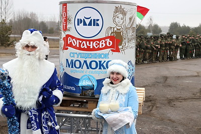 Сюрприз для армейцев. Банку сгущенки весом в тонну доставили в Северо-Западное оперативное командование