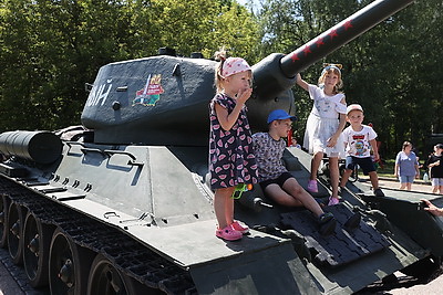 \"Марш Победы\". Легендарные танки Т-34 встретили в Дятлово