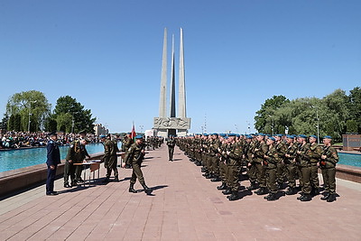 Около 500 новобранцев-десантников в Витебске присягнули на верность Беларуси