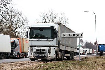 В пункте пропуска \"Бенякони\" практически в два раза выросли очереди легковых и грузовых автомобилей