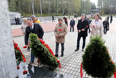 Сергеенко возложил цветы к мемориалу \"Ола\" в Светлогорском районе