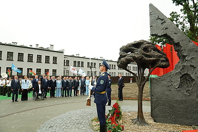 В Бресте открыли монумент \"Живая память благодарных поколений\"