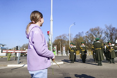 Военнослужащие с цветами и под аккомпанемент оркестра поздравили брестчанок с 8 Марта