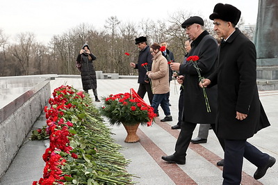 Миссия наблюдателей ШОС возложила цветы к стеле \"Минск - город-герой\"