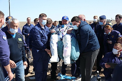 Космический экипаж с Василевской совершил посадку на Землю