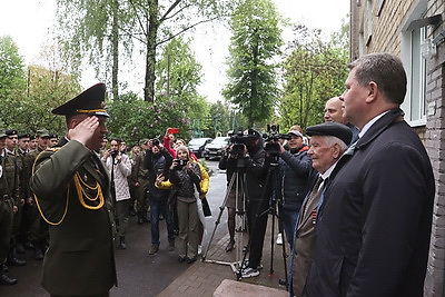 В Могилеве торжественным маршем поздравили ветеранов ВОВ