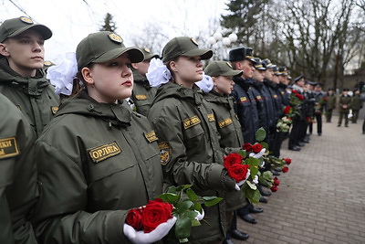 Столичные милиционеры возложили цветы к памятнику погибшим при исполнении служебного долга