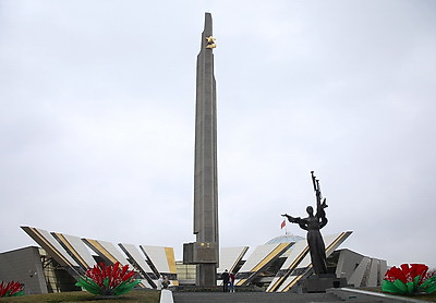 В столице в День защитников Отечества возлагают цветы к стеле \"Минск - город-герой\"