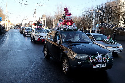 Новогодний автопарад прошел по улицам Могилева
