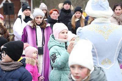 Снегурочку встретили в поместье Деда Мороза в Беловежской пуще