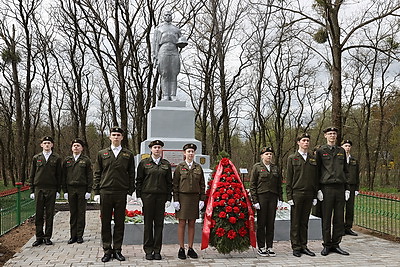 Молодые медики четырех стран высадили Аллею памяти у воинского захоронения в Озаричах