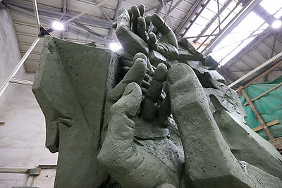 \"Навеян реальной историей\". Скульптор Казак о памятном знаке жертвам геноцида в Гомеле
