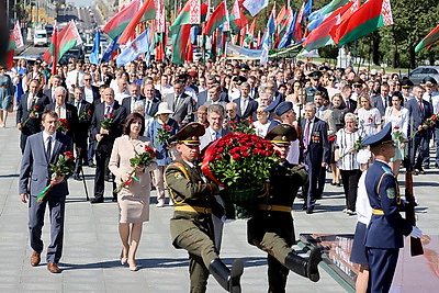 В честь 50-летия присвоения столице звания \"город-герой\" на площади Победы возложили цветы