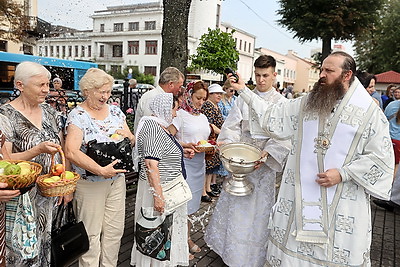 Православные верующие празднуют Преображение Господне - Яблочный Спас