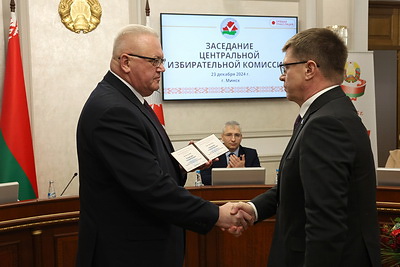 Процедура вручения удостоверений кандидатам в Президенты Республики Беларусь прошла в ЦИК
