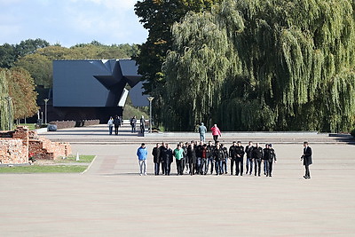 Хоккейная команда Президента возложила цветы в Брестской крепости