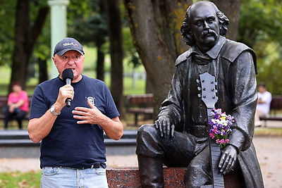 55-летие ансамбля \"Песняры\" отметили у памятника Владимиру Мулявину в Минске