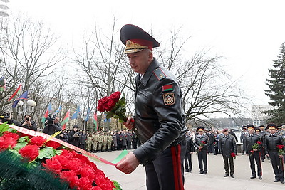 Кубраков почтил память погибших сотрудников милиции